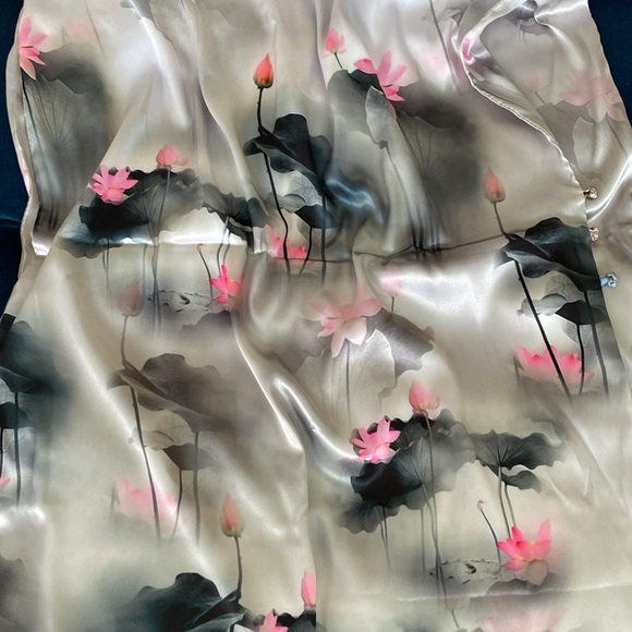 Gorgeous 100% Percent Japanese Silk Shawl With Floral Print - Picture 2 of 3